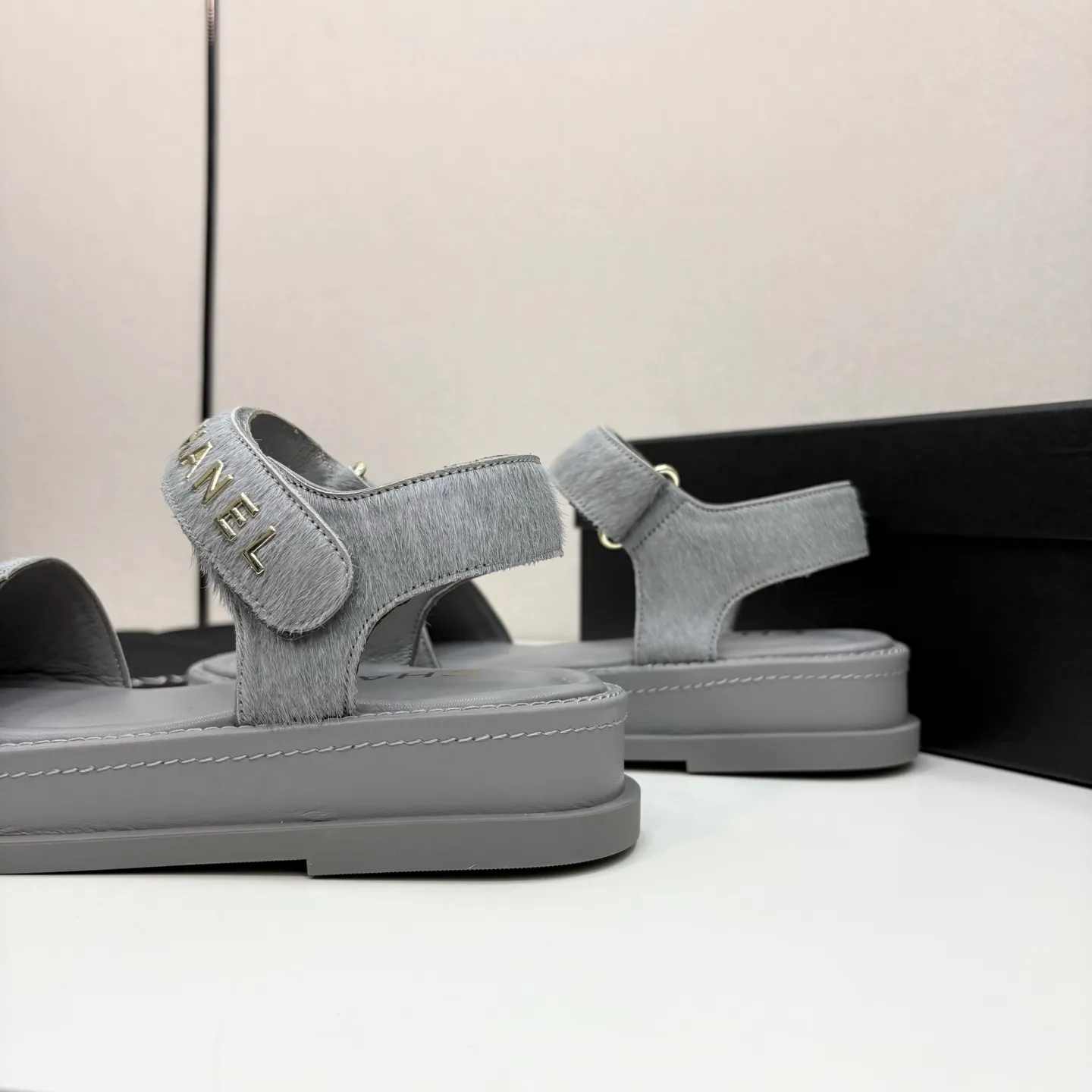 👟👟Ex-factory price 560👟👟Chanel Chanel's new early autumn thick-soled sandals are popular on catwalks on major social platforms. One of the most popular sandals at the moment. Soft and comfortable on the feet. Horsehair upper imported from Italy. Sheepskin feet. Original molded outsole Size: 35-40 (41 customized)